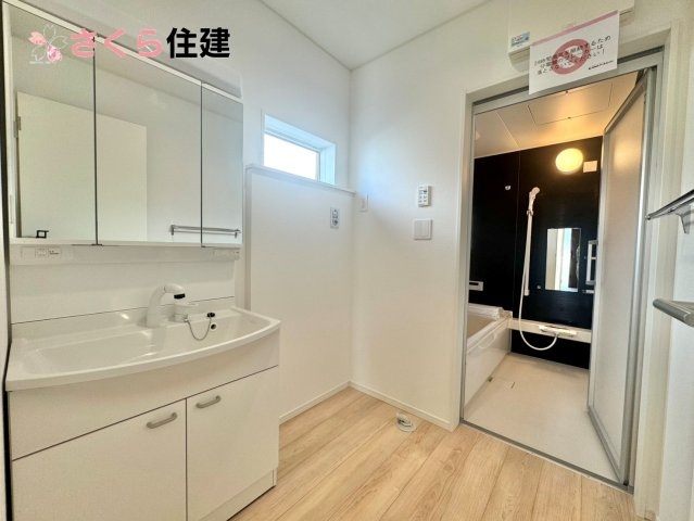 クレイドルガーデン　宇都宮市川田町第6　５号棟の独立洗面台|ゆとりある広さの洗面所。両サイド収納の洗面台で、二人ならんで同時の身支度もスムーズです