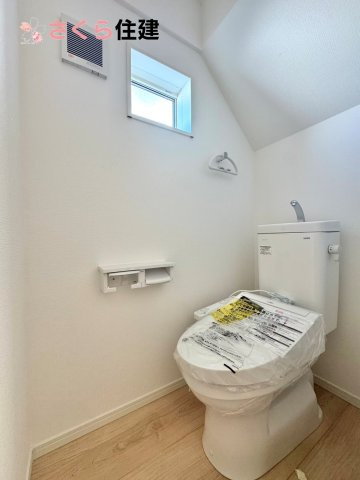 クレイドルガーデン　宇都宮市川田町第6　５号棟のトイレ|トイレは各階完備。夜、トイレに起きても、2階の寝室から1階のトイレに降りる必要はありません。