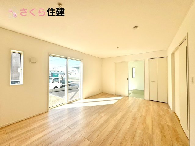 クレイドルガーデン　宇都宮市川田町第6　５号棟の居間・リビング|広々17帖LDLは南向きで日当たり良好。ゆったりとした時間の流れる開放的なくつろぎの空間