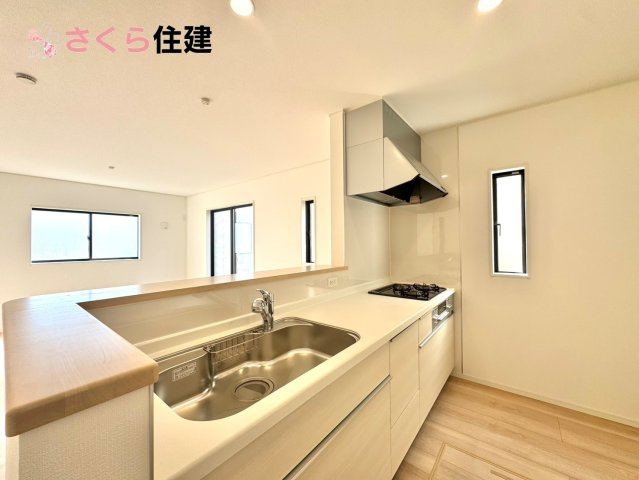 クレイドルガーデン　宇都宮市川田町第6　６号棟のキッチン|お子様と並んで料理をしても余裕のゆとりのキッチン。お子様と一緒に料理も叶いますよ♪