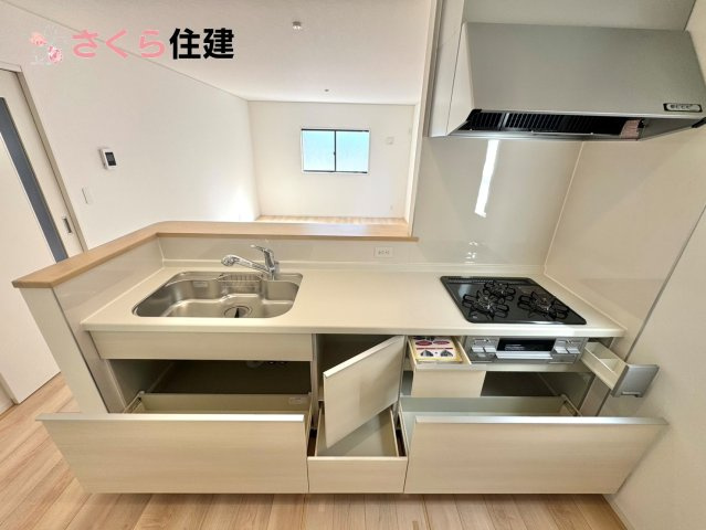 クレイドルガーデン　宇都宮市川田町第6　６号棟のキッチン|キッチン下収納は奥まで引き出せるので、大きく屈まなくても楽に必要なものがパッと取り出せます！