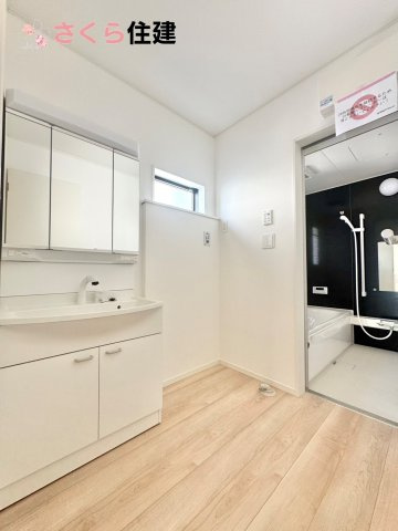 クレイドルガーデン　宇都宮市川田町第6　６号棟の独立洗面台|ゆとりある広さの洗面所。両サイド収納の洗面台で、二人ならんで同時の身支度もスムーズです。