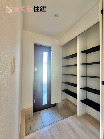 クレイドルガーデン　宇都宮市川田町第6　６号棟の玄関|玄関がいつも片づく大型シューズボックス。お子様の靴のサイズが大きくなっていっても安心の広々スペース！