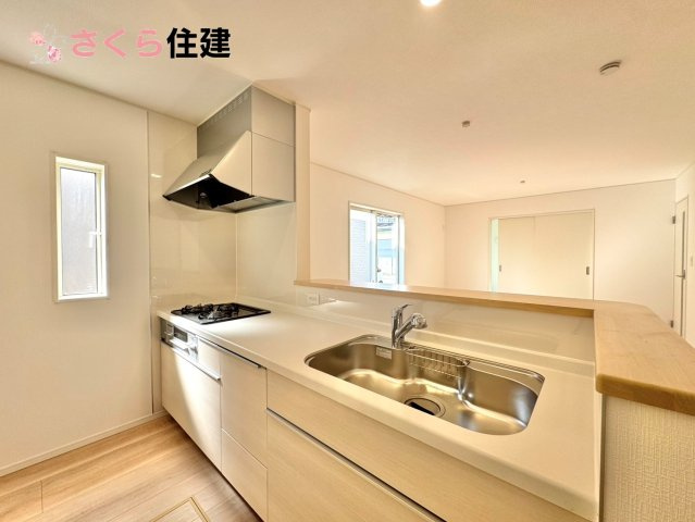 クレイドルガーデン　宇都宮市川田町第6　７号棟のキッチン|お子様と並んで料理をしても余裕のゆとりのキッチン。お子様と一緒に料理も叶いますよ♪					
