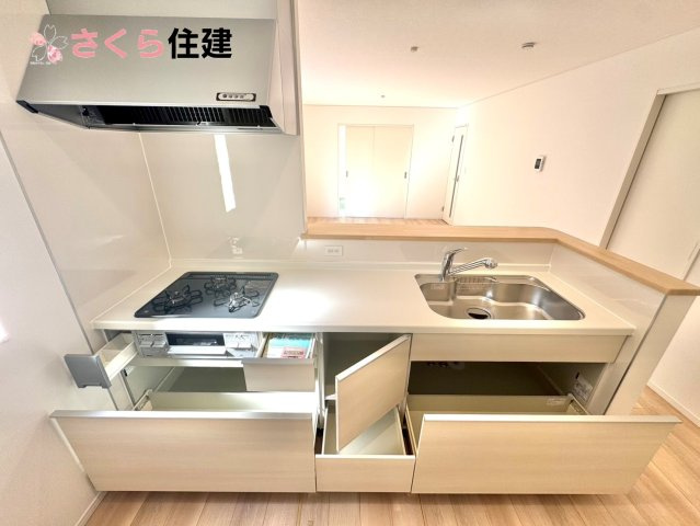 クレイドルガーデン　宇都宮市川田町第6　７号棟のキッチン|キッチン下収納は奥まで引き出せるので、大きく屈まなくても楽に必要なものがパッと取り出せます！
