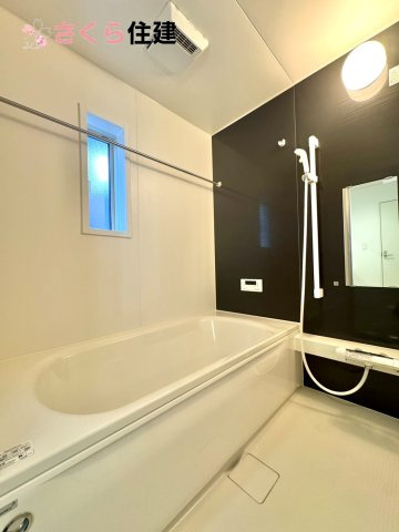 クレイドルガーデン　宇都宮市川田町第6　７号棟の浴室|梅雨の時期は大活躍の浴室乾燥機！家族の数だけ増える洗濯物もしっかり乾かせます
ゆとりある広さの洗面所。両サイド収納の洗面台で、二人ならんで同時の身支度もスムーズです。