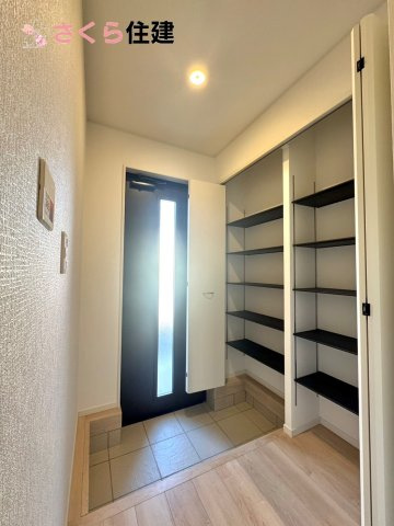 クレイドルガーデン　宇都宮市川田町第6　７号棟の玄関|玄関がいつも片づく大型シューズボックス。お子様の靴のサイズが大きくなっていっても安心の広々スペース！