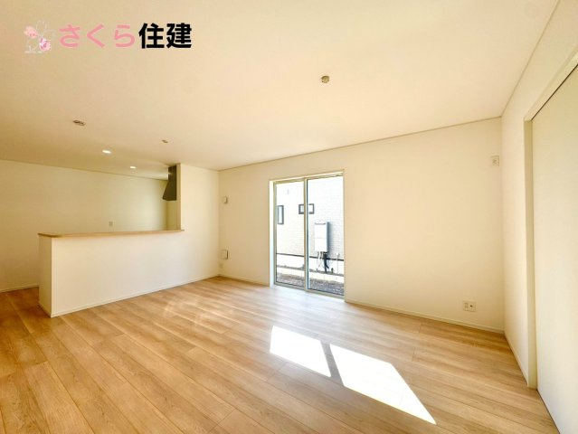 クレイドルガーデン　宇都宮市川田町第6　７号棟の居間・リビング|家族の会話が弾み、お料理の間も子どもに目配りが出来る対面式カウンターキッチン♪