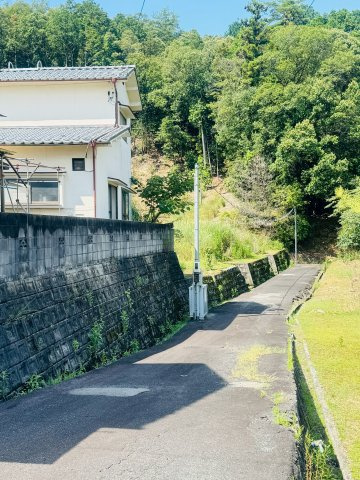 広島市安佐北区可部町桐原　　中古住宅の前面道路含む現地写真