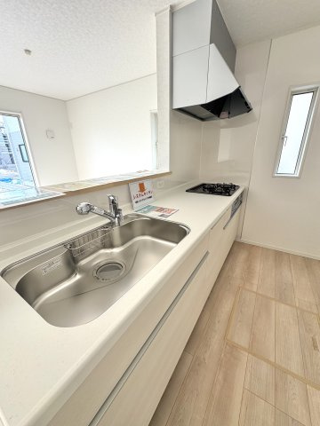 クレイドルガーデン　宇都宮市川田町第6　８号棟のキッチン|お子様と並んで料理をしても余裕のゆとりのキッチン。お子様と一緒に料理も叶いますよ♪