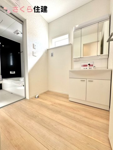 クレイドルガーデン　宇都宮市川田町第6　８号棟の独立洗面台|ゆとりある広さの洗面所。両サイド収納の洗面台で、二人ならんで同時の身支度もスムーズです。