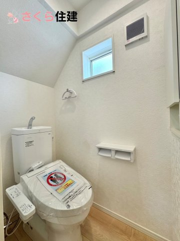 クレイドルガーデン　宇都宮市川田町第6　８号棟のトイレ|トイレは各階完備。夜、トイレに起きても、2階の寝室から1階のトイレに降りる必要はありません。