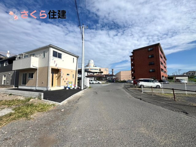 クレイドルガーデン　宇都宮市川田町第6　８号棟の前面道路含む現地写真|前面道路南東側公道9.79ｍ　　車の出し入れラクラクです♪