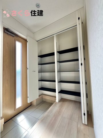 クレイドルガーデン　宇都宮市川田町第6　８号棟の収納|玄関がいつも片づく大型シューズボックス。お子様の靴のサイズが大きくなっていっても安心の広々スペース！