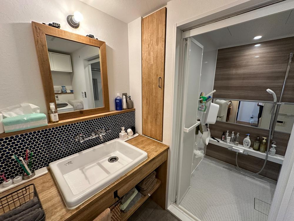 武庫川第2の洗面所|【洗面室】
ウッド×タイルがお洒落な洗面スペース。毎日の身支度が楽しくなりそうです。洗面ボウル下に収納棚が設けられています。