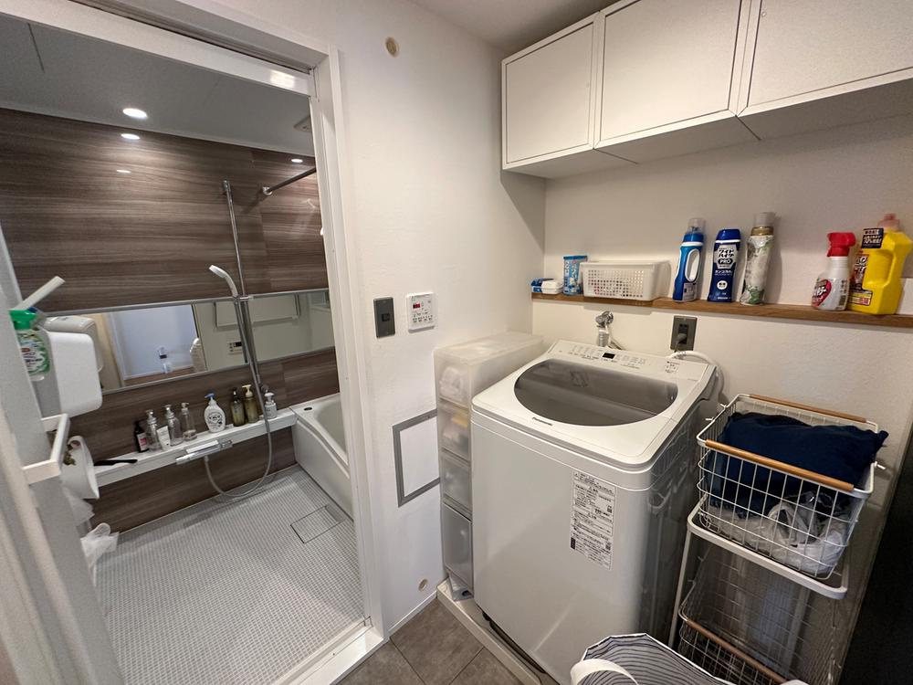 武庫川第2の洗面所|【洗面室】
洗面室内に洗濯機置き場が設けられています。上部に吊戸棚があり、洗濯用品のストックなどを収納いただけます。