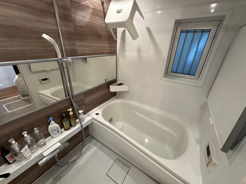 武庫川第2の浴室|【浴室】
ブラウンのアクセントパネル、横長ミラーが採用された浴室。ゆったりとした浴槽で、1日の疲れを癒していただけます。窓があり、自然換気を行えます。