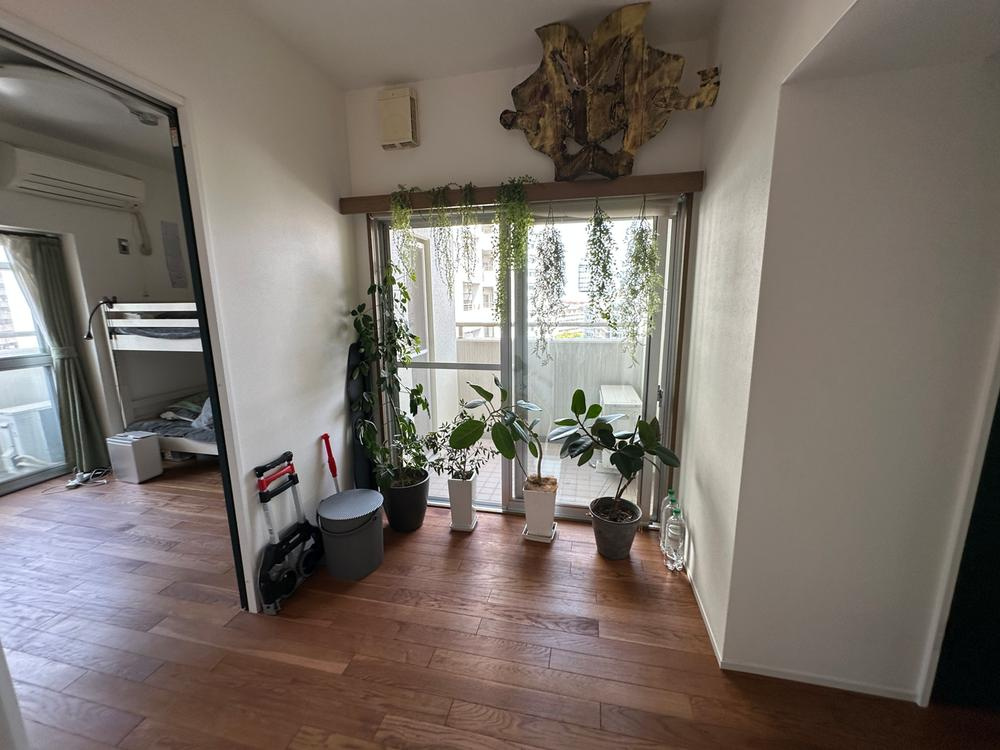 武庫川第2の内装|【ホール】
玄関ホールは東側バルコニーに面し、爽やかな陽光が降り注ぐ空間です。南・東・北の3面にバルコニーが設けられており、洗濯物が多い日や布団を干す際も、3か所に分けて干すことができます。