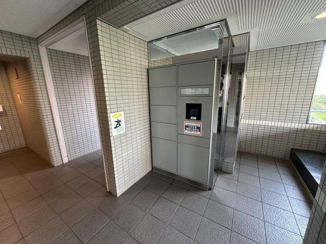 武庫川第2の設備|【宅配ボックス】
共用部に留守の際も荷物の受け取りが可能な宅配ボックスが設置されています。不在配達の手間が省け便利です。非対面での受け取りも可能です。