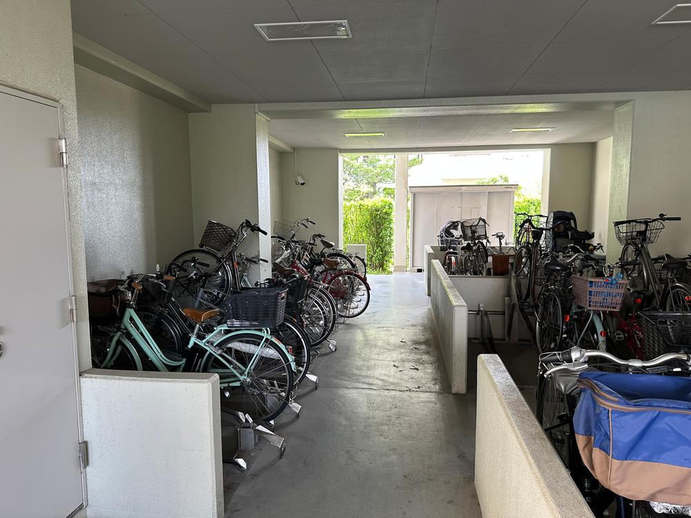 武庫川第2の駐輪場|【駐輪場】
敷地内に駐輪場がございます。屋根付きのため、雨の日の移動もスムーズです。※空き状況や使用料金など、詳細はお問い合わせくださいませ。