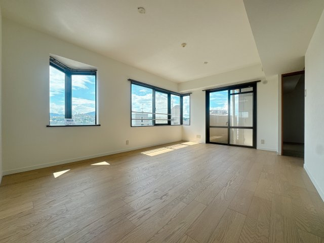 【居間・リビング】 | サンパーク・クレストサージュ戸畑Aコート☆仲介手数料無料☆ | 景観を楽しみながら家族で寛げる、開放感あふれるリビングです。高層階ならではの陽当りと風通しの良さが、日々の暮らしに心地よいゆとりを与えてくれます。家族が集まる場所だからこそ、質にこだわった空間です。