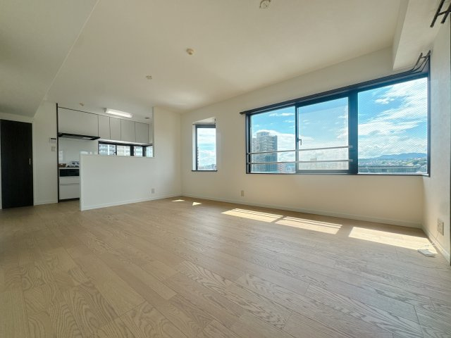 【居間・リビング】 | サンパーク・クレストサージュ戸畑Aコート☆仲介手数料無料☆ | 景観を望みながらお部屋でくつろぐのがおすすめの過ごし方です♪家族との時間、自分の時間共に大切にできる空間がここにあります。
