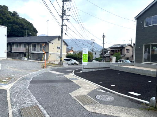 安佐北区落合南第4の前面道路含む現地写真|前面道路は広く、車の出し入れも安心。