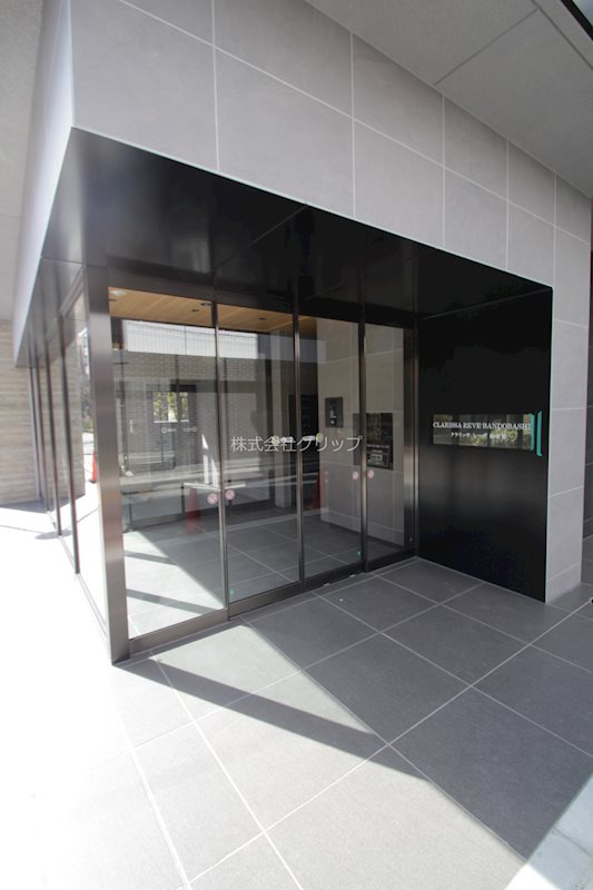 クラリッサレーヴ阪東橋のエントランス