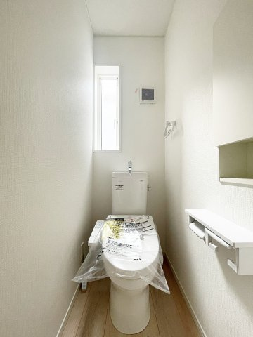 新築戸建・建売　柴田町船岡東1丁目　耐震・制震　船岡小・船岡中のトイレ|窓付きで日差し差し込む明るいトイレ！収納棚付きも嬉しいポイント♪