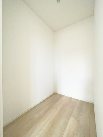 新築戸建・建売　柴田町船岡東1丁目　耐震・制震　船岡小・船岡中の収納|ウォークインクローゼットはスーツケースなどの大型のものも十分収納できます♪