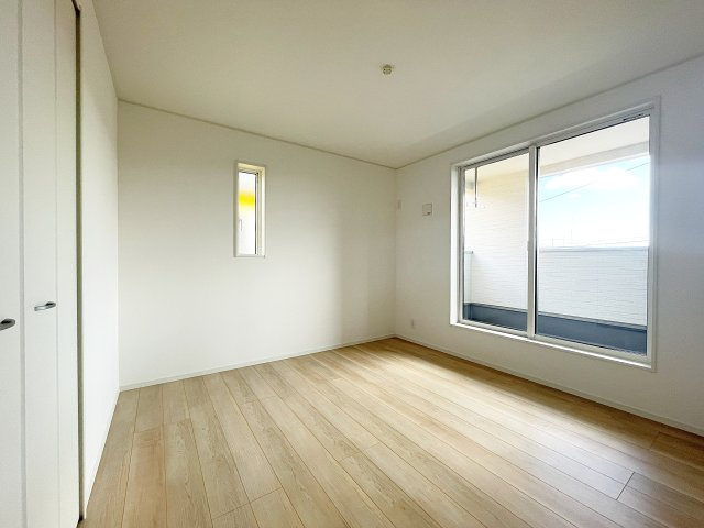 新築戸建・建売　柴田町船岡東1丁目　耐震・制震　船岡小・船岡中の洋室|バルコニーに面した6.3帖の洋室はシンプルな間取りなので家具の配置もしやすそうですね♪