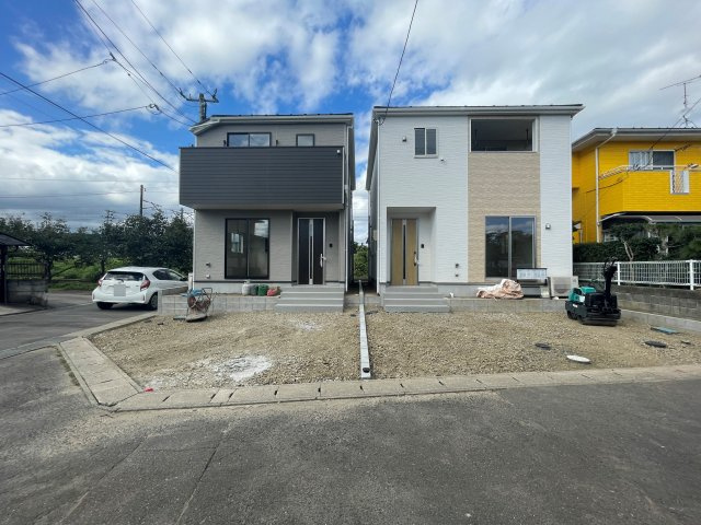 新築戸建・建売　柴田町船岡東1丁目　耐震・制震　船岡小・船岡中の外観|右：1号棟、左：2号棟　優しく清潔感のあるトーンの外観です♪