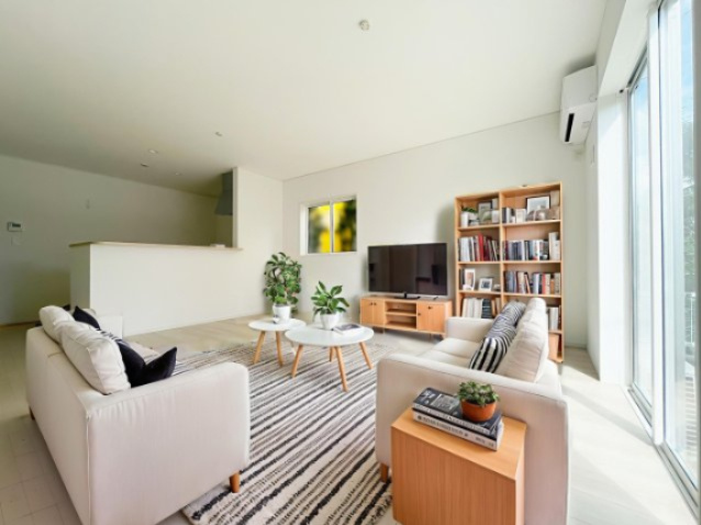 新築戸建・建売　柴田町船岡東1丁目　耐震・制震　船岡小・船岡中の居間・リビング|写真はホームステージングにて作成しており、実際に家具は付いてきません。