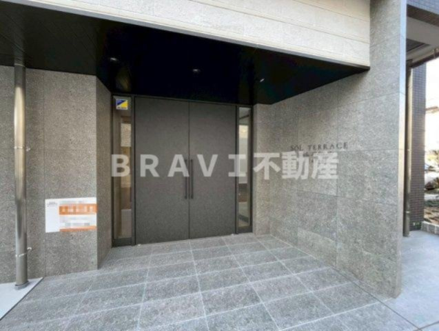 ソルテラスOSAKA緑橋クレアスト　BRAVI不動産のエントランス|【ソルテラスOSAKA緑橋クレアスト】落ち着いたエントランスです