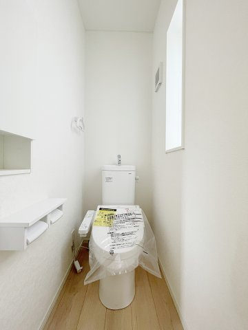 新築戸建・建売　柴田町船岡東1丁目　耐震・制震　船岡小・船岡中のトイレ|窓付きで光差し込むトイレ！収納棚付きで小物や掃除用具など収納できます。