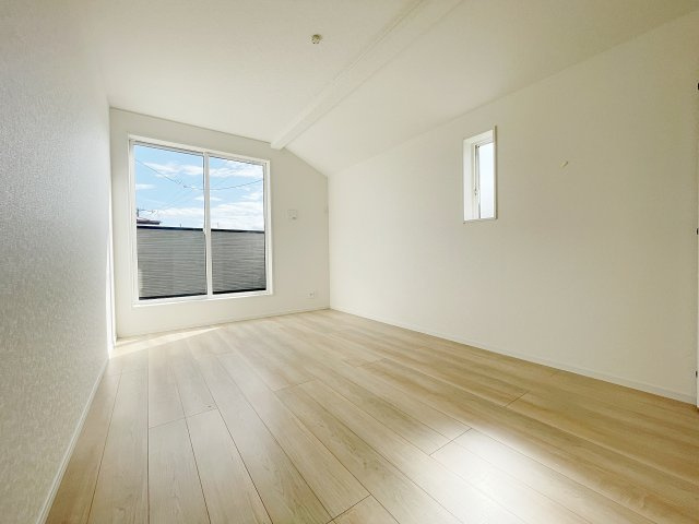 新築戸建・建売　柴田町船岡東1丁目　耐震・制震　船岡小・船岡中の洋室|バルコニーに面した7.2帖の洋室はシンプルな間取りなので家具の配置もしやすそうですね♪