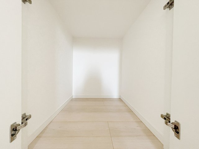 新築戸建・建売　柴田町船岡東1丁目　耐震・制震　船岡小・船岡中の収納|【階段下収納】掃除用具などちょっとしたものを収納するのに嬉しいプラスαの収納