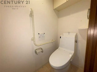 温水洗浄便座付トイレは温水洗浄機能により、暖かい水でおしりを洗浄することができ、冷たい水を使う従来の便座に比べ、温水洗浄機能で暖かいトイレを提供し、快適な使用を可能にします。