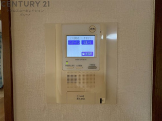 訪問者が来たときにテレビ画面で確認できるため、安心してドアを開けられます。利便性が高く、セキュリティ面でも安心です。