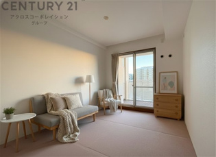 明るい色合いのクロスを使用した洋室は家具やインテリアとも調和しやすく空間が広く感じられ開放感を生み出します。自然光を効果的に反射し、室内を明るく保つため、日中の照明使用を抑えられます。