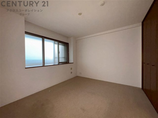 寝室…リラックスできるプライベート空間で、快適な睡眠をサポート。個人の好みに合わせたインテリアや寝具で心地良さを追求。プライベートな時間を過ごし、リフレッシュする場所におすすめです。