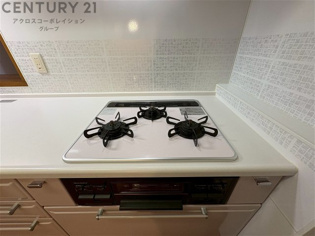 多数の調理器具を同時に使用でき、料理の効率化が可能。省エネで節約になり、様々な料理スタイルに適応できます。また、火力調整が独立しており、手入れや掃除もしやすく、今よりもっとお料理が楽しくなるかも。