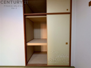 押入れは季節の衣類、寝具などを収納できます。伝統的な美しさと実用性が融合し、収納物を保護する調湿・換気効果があります。使い方によっては書類や小物なども効果的に整理でき空間を有効活用できます。