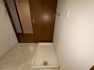 洗濯物の仕分け作業がしやすく、整理整頓が容易になります。洗濯音や湿気を他の部屋に持ち込まず、生活環境を快適に保ちます。上部を活用すれば収納スペースを確保でき洗剤や洗濯用品の整理もしやすくなります。