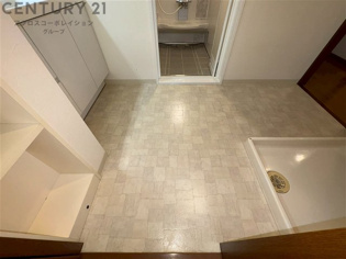 衣服の収納や脱ぎ着や整理整頓がしやすく、湿った衣類を乾燥させるスペースがありカビや臭いの発生を防ぎます。床の汚れを他の部屋に持ち込まず清潔を保つことができます。また快適な入浴環境の整備にも役立ちます。