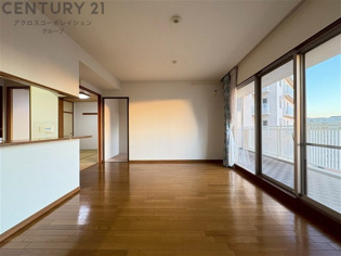 リビングダイニングは家族や友人とのコミュニケーションを楽しむ場所でくつろぎながら食事や会話を楽しめ、多目的に利用できリラックスできる空間です。家庭内の中心として機能し、快適な生活をサポートします。