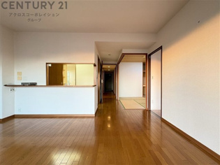 キッチン前のダイニングスペース　カウンターキッチンから料理の受け渡し等に便利です。ダイニングセットを置いても十分な広さを確保。