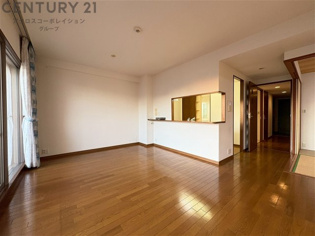 キッチン前のダイニングスペース　カウンターキッチンから料理の受け渡し等に便利です。ダイニングセットを置いても十分な広さを確保。