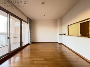 キッチン前のダイニングスペース　カウンターキッチンから料理の受け渡し等に便利です。ダイニングセットを置いても十分な広さを確保。