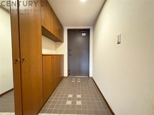 大きな玄関収納付きの玄関です　家族皆様の履物をしっかり収納できます　姿見付きでお出かけ前の身だしなみチェックに便利です